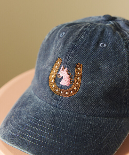 FREAK'S STORE(フリークスストア)の「TOYAMEG × FREAK'S STORE/トーヤメグ フリークスストア TOYAMEG Kaiun Horse Cap ワンポイント ピグメント 刺繍キャップ(キャップ・メンズ・ブルー/オレンジ/グリーン・ONE SIZE)」の9枚目の写真