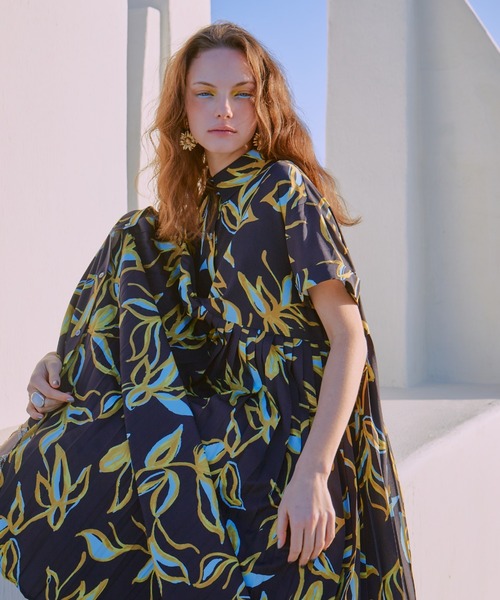 manana suerte（マニャーナスエルテ）の「プリントアシンメトリープリーツワンピース（ワンピース・レディース・ブラック/イエロー・FREE）」の2枚目の写真