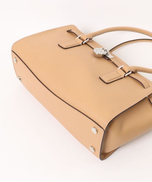 MICHAEL KORS(マイケルコース)の「HAMILTON MODERNE ショルダー トート ウィズ チャーム スモール(ショルダーバッグ・レディース・ベージュ系・FREE)」の5枚目の写真