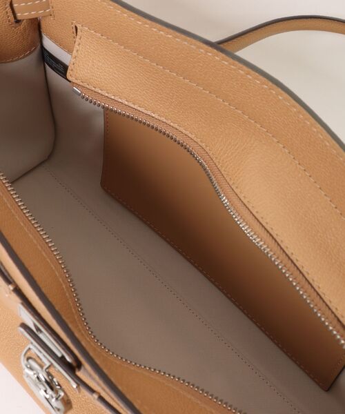MICHAEL KORS(マイケルコース)の「HAMILTON MODERNE ショルダー トート ウィズ チャーム スモール(ショルダーバッグ・レディース・ベージュ系・FREE)」の6枚目の写真