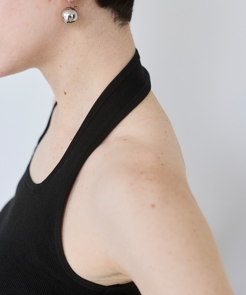 OMMO(オーエムエムオー)の「HALTER NECK TUCK KT TOP(ニット/セーター・レディース・ホワイト/ブラック/カーキ・F)」の10枚目の写真