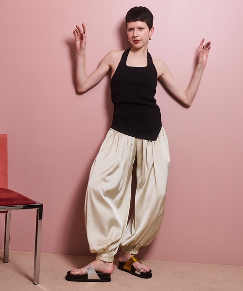 OMMO(オーエムエムオー)の「HALTER NECK TUCK KT TOP(ニット/セーター・レディース・ホワイト/ブラック/カーキ・F)」の22枚目の写真