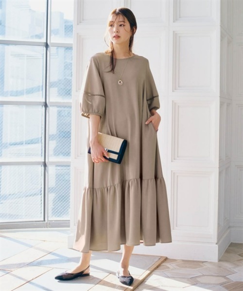 nissen（ニッセン）の「とろみブロード梯子レース5分袖パフスリーブロングワンピース（イージーケア・吸汗速乾）（ワンピース・レディース・グレイッシュベージュ/ブラック/ブルー・LL/L/M/S）」の2枚目の写真