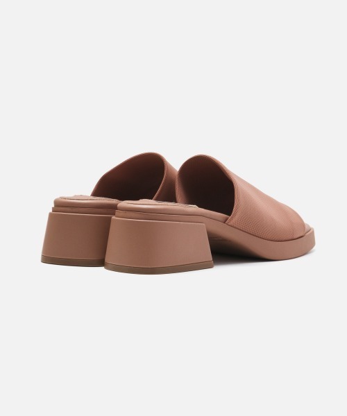 STEVE MADDEN(スティーブマデン)の「ボリュームソールワンバンドサンダル/S.MADDEN SLIDESTER-XS(サンダル・レディース・モカ/ブラック・24.0cm/23.5-24/23.5cm/23.0cm/24.5cm/22.5cm)」の4枚目の写真