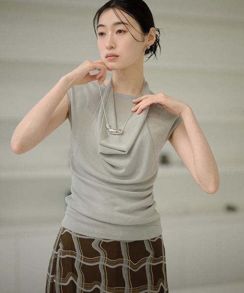LAULEN(ローレン)の「drape halter neck layered knit tops /ドレープネックレイヤードニットトップス(ニット/セーター・レディース・オレンジ系/アイボリー/ブラック/グレー・FREE)」の3枚目の写真
