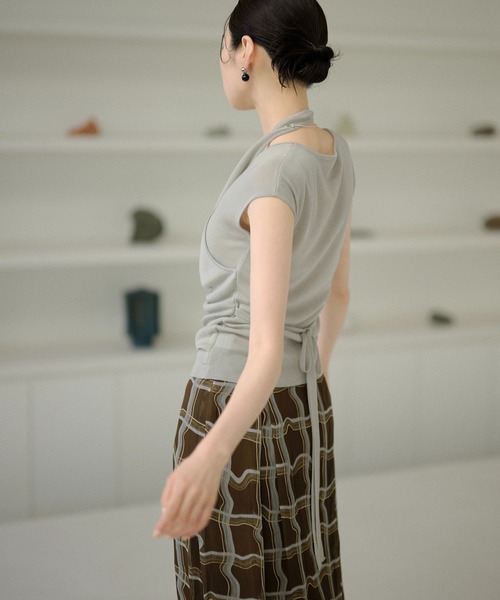 LAULEN(ローレン)の「drape halter neck layered knit tops /ドレープネックレイヤードニットトップス(ニット/セーター・レディース・オレンジ系/アイボリー/ブラック/グレー・FREE)」の5枚目の写真