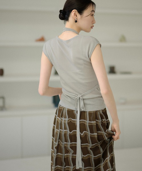 LAULEN(ローレン)の「drape halter neck layered knit tops /ドレープネックレイヤードニットトップス(ニット/セーター・レディース・オレンジ系/アイボリー/ブラック/グレー・FREE)」の6枚目の写真