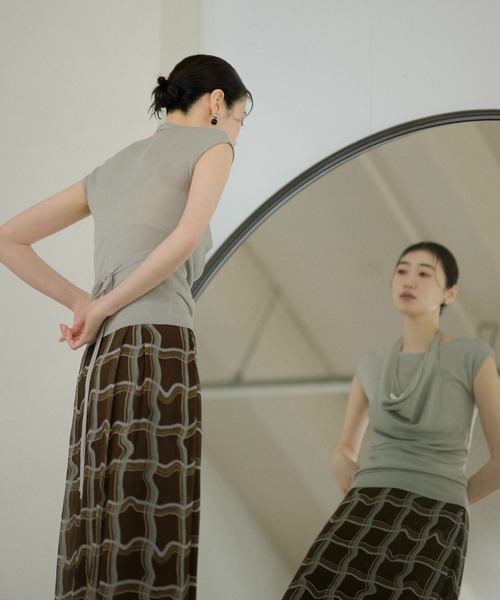LAULEN(ローレン)の「drape halter neck layered knit tops /ドレープネックレイヤードニットトップス(ニット/セーター・レディース・オレンジ系/アイボリー/ブラック/グレー・FREE)」の8枚目の写真