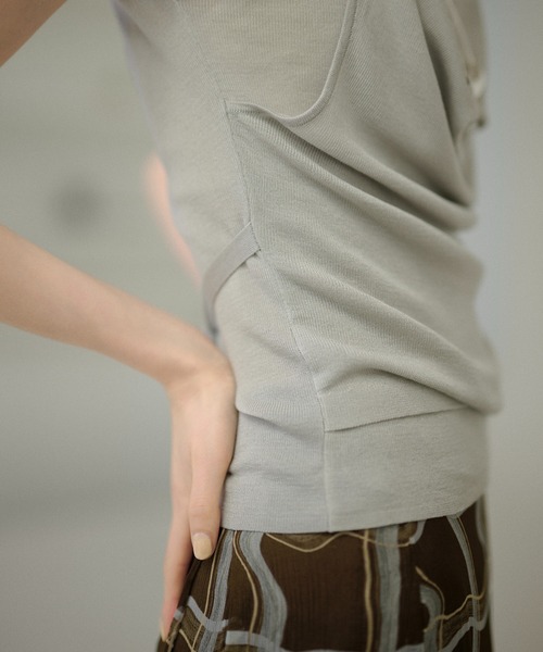 LAULEN(ローレン)の「drape halter neck layered knit tops /ドレープネックレイヤードニットトップス(ニット/セーター・レディース・オレンジ系/アイボリー/ブラック/グレー・FREE)」の14枚目の写真