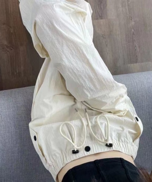 NANEA（ナネア）の「膝タック ドロストワークパンツ（その他パンツ・レディース・ホワイト/チャコールグレー/ブラック/グリーン・MEDIUM）」の5枚目の写真