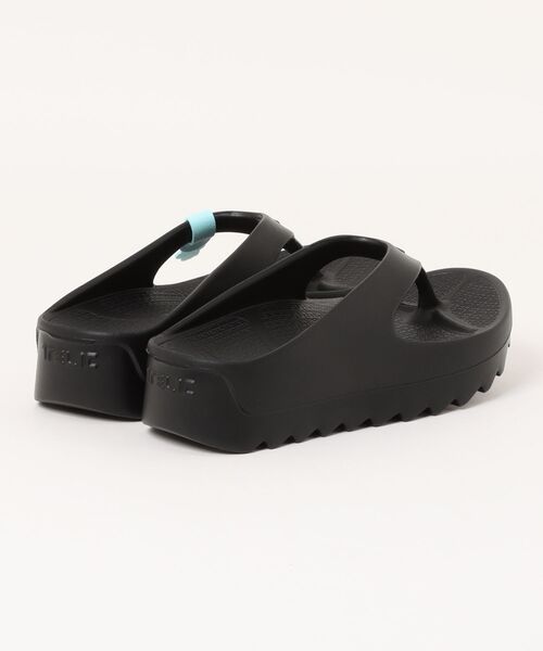 San-ai Resort 三愛水着楽園（サンアイリゾート　サンアイミズギラクエン）の「W-FLIP　SHARK　【TELIC（テリック）】（サンダル・レディース・アイボリー/ブラック・SMALL/MEDIUM/ML）」の4枚目の写真
