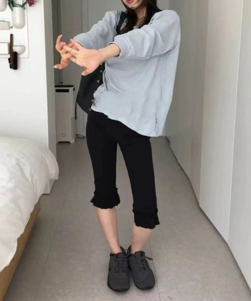 B.I.D.（ビーアイディー）の「《Bz》フリルカプリパンツ ミモレ丈 スリムバイカー(MA/EKW154)（その他パンツ・レディース・グレー/ブラック・FREE）」の6枚目の写真