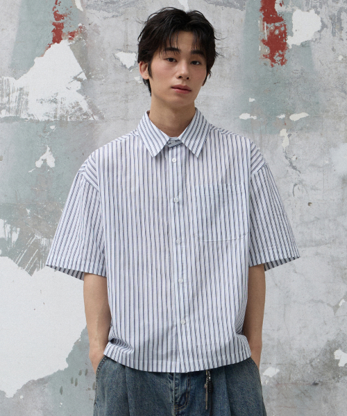 AGOD（エージーオーディー）の「クロップハーフストライプシャツ[ネイビー]（シャツ/ブラウス・レディース・その他・SMALL/MEDIUM/LARGE）」の2枚目の写真