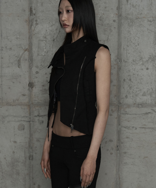ETRE AU SOMMET(エトレオソメ)の「Diagonal Corset Vest (Black)(ベスト・レディース・ブラック・2/1)」の10枚目の写真