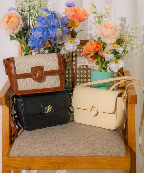 JILL by JILL STUART(ジルバイジルスチュアート)の「Noble J フラップバッグ(ショルダーバッグ・レディース・ブラック/ベージュ系その他/イエロー・FREE)」の4枚目の写真