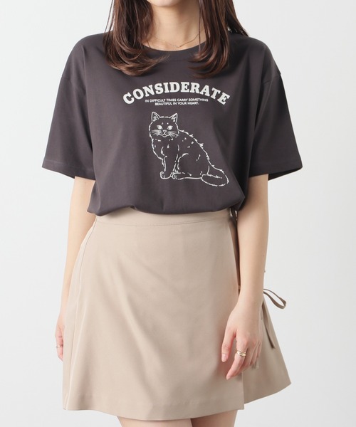 Honeys(ハニーズ)の「【ハニさら・接触冷感・UVカット】アニマルプリントTシャツ(Tシャツ/カットソー・レディース・オートミール/スミクロ/オレンジ/ネイビー・L/LL/M/S)」の2枚目の写真