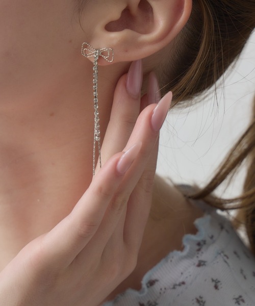 Siel(シエル)の「リボンモチーフロングピアス(ピアス(両耳用)・レディース・シルバー/ゴールド系その他/シルバー系その他/ゴールド・FREE)」の2枚目の写真