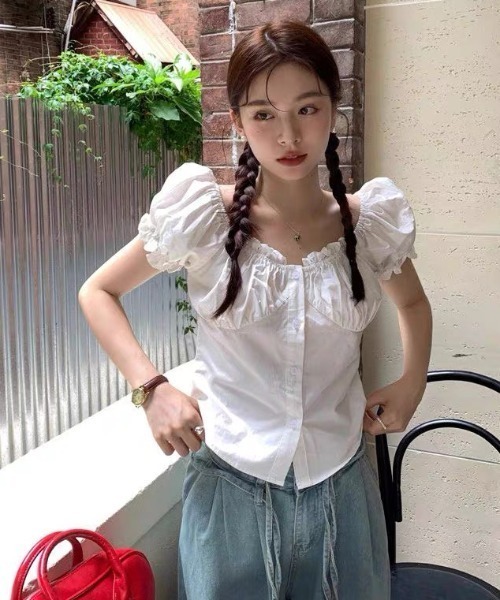 AVYL(アヴィル)の「2WAYギャザー オフショルパフブラウス(Tシャツ/カットソー・レディース・ホワイト/ブラック・M)」の4枚目の写真