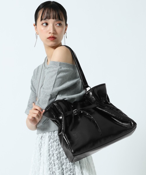 PAGEBOY(ページボーイ)の「【500mlペットボトル収納可能/2WAY】ハトメベルトトートバッグ(ショルダーバッグ・レディース・ブラック/オフホワイト・FREE)」の2枚目の写真