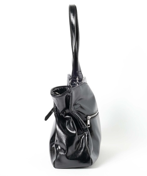 PAGEBOY(ページボーイ)の「【500mlペットボトル収納可能/2WAY】ハトメベルトトートバッグ(ショルダーバッグ・レディース・ブラック/オフホワイト・FREE)」の4枚目の写真