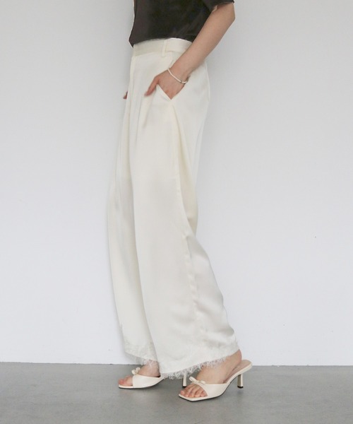 cheriella(シェリエラ)の「【cheriella】サテンレースストレートパンツ SATIN LACE STRAIGHT PANTS(スラックス・レディース・ブラウン/アイボリー/ブラック・FREE)」の2枚目の写真