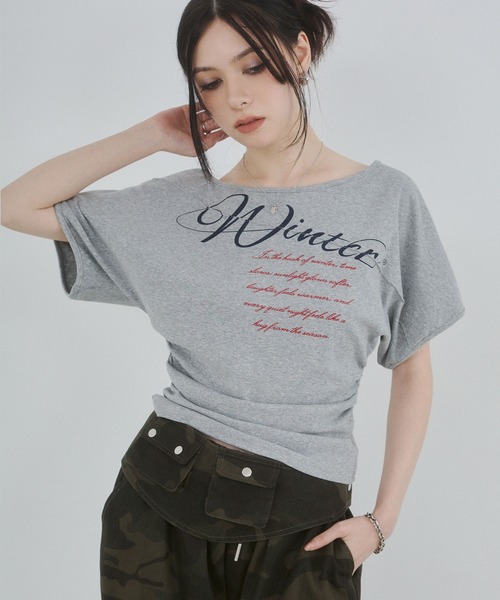 ENVYM(アンビー)の「オフショルロゴプリントトップス(Tシャツ/カットソー・レディース・ホワイト/グレー/ブラック・FREE)」の3枚目の写真