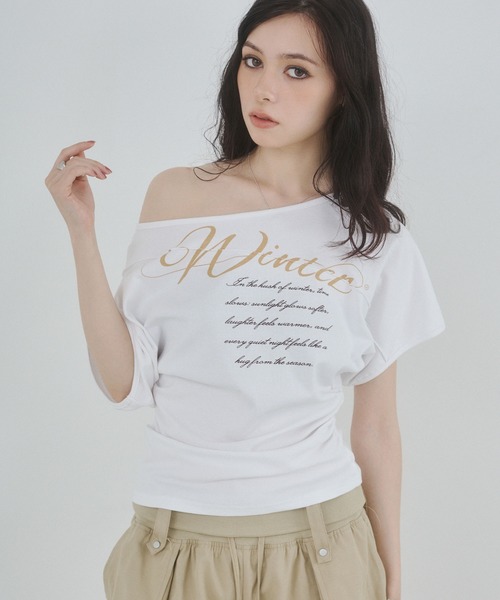 ENVYM(アンビー)の「オフショルロゴプリントトップス(Tシャツ/カットソー・レディース・ホワイト/グレー/ブラック・FREE)」の2枚目の写真