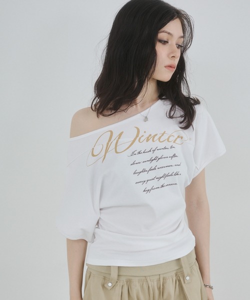 ENVYM(アンビー)の「オフショルロゴプリントトップス(Tシャツ/カットソー・レディース・ホワイト/グレー/ブラック・FREE)」の4枚目の写真
