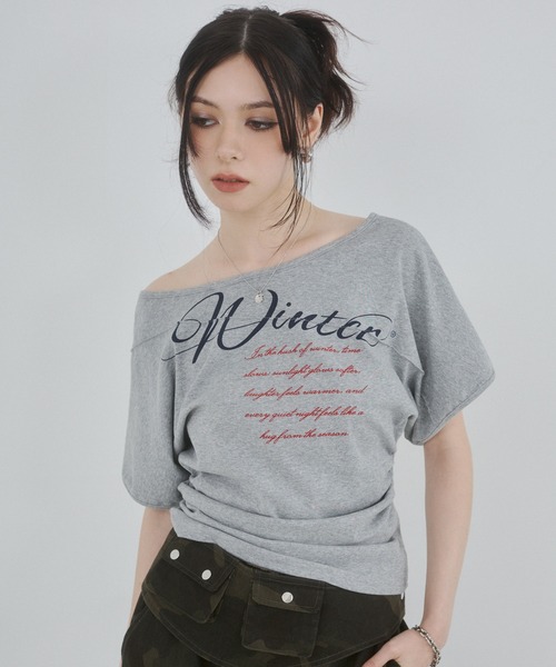ENVYM(アンビー)の「オフショルロゴプリントトップス(Tシャツ/カットソー・レディース・ホワイト/グレー/ブラック・FREE)」の17枚目の写真