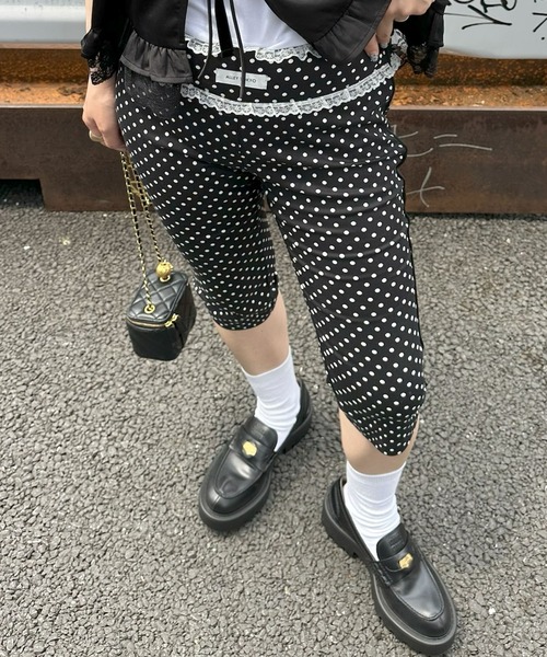 Alley Tokyo(アリートーキョー)の「パイピング&レースカプリパンツ(その他パンツ・レディース・ホワイト系/ブラック系/ブラック・FREE)」の4枚目の写真