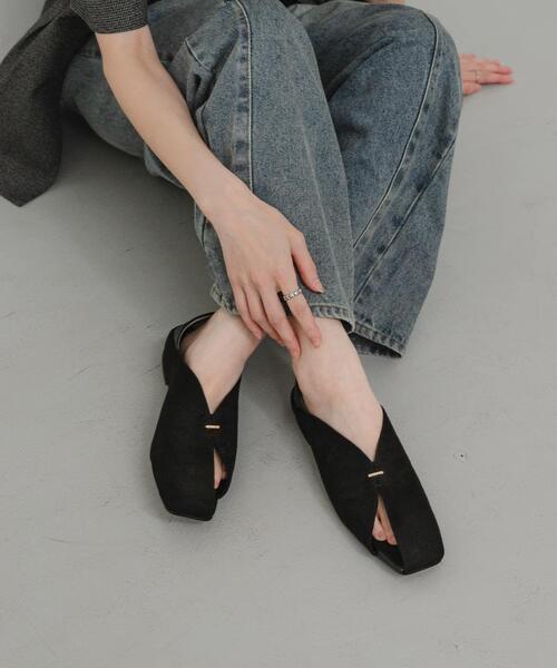 SENSE OF PLACE by URBAN RESEARCH（センスオブプレイスバイアーバンリサーチ）の「Vカットアシンメトリーパンプス（パンプス・レディース・ブラック/ブラウン・MEDIUM/SMALL/LARGE）」の4枚目の写真