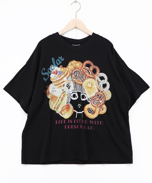 ScoLar(スカラー)の「ScoLar(スカラー) スカラーちゃんベーカリー柄Tシャツ(Tシャツ/カットソー・レディース・グリーン/オレンジ/オフホワイト/ブラック・MEDIUM)」の2枚目の写真