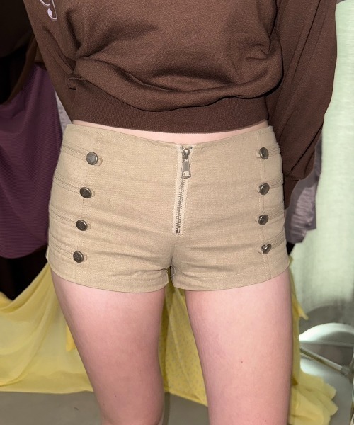 SHAGGIE(シャギー)の「フロントジップナポレオンショートパンツ(その他パンツ・レディース・グレー/ブラック/ベージュ・SMALL/MEDIUM)」の3枚目の写真