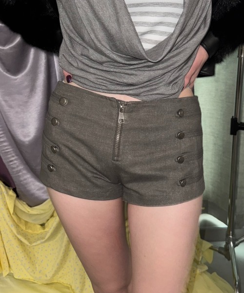 SHAGGIE(シャギー)の「フロントジップナポレオンショートパンツ(その他パンツ・レディース・グレー/ブラック/ベージュ・SMALL/MEDIUM)」の2枚目の写真