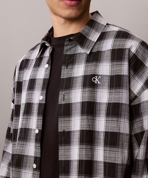 Calvin Klein(カルバン・クライン)の「【ZOZO限定】リラックスフィット チェック ロングスリーブシャツ(シャツ/ブラウス・メンズ・ブラック/ホワイト・S/M/XL/L)」の4枚目の写真