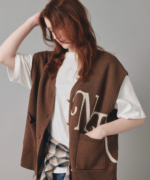AT THE TRNK(アットザトランク)の「ジャガード ロゴ ニット ベスト AT THE TRNK(ベスト・レディース・ネイビー/ブラウン/グレー・フリー)」の21枚目の写真