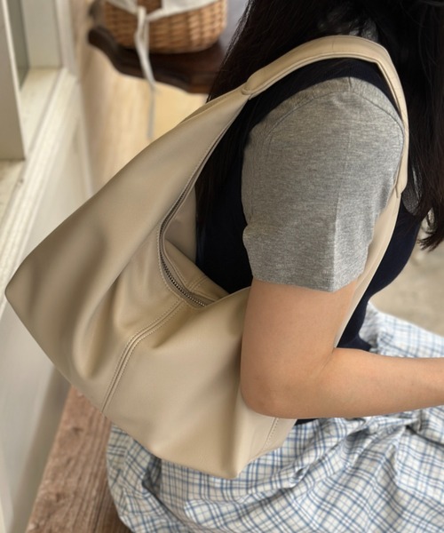 umune(ウムネ)の「スタイリングに合わせて選べる♪艶フェイクレザー&スウェード調バッグ(ハンドバッグ・レディース・イエロー/グレー/ブラウン/チャコールグレー/ブラック・FREE)」の12枚目の写真
