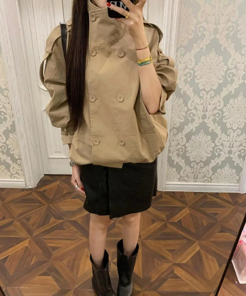 VIVID LADY(ビビッドレディー)の「スタンドカラー ベルトデザイン ショートトレンチブルゾン(トレンチコート・レディース・ベージュ・FREE)」の4枚目の写真