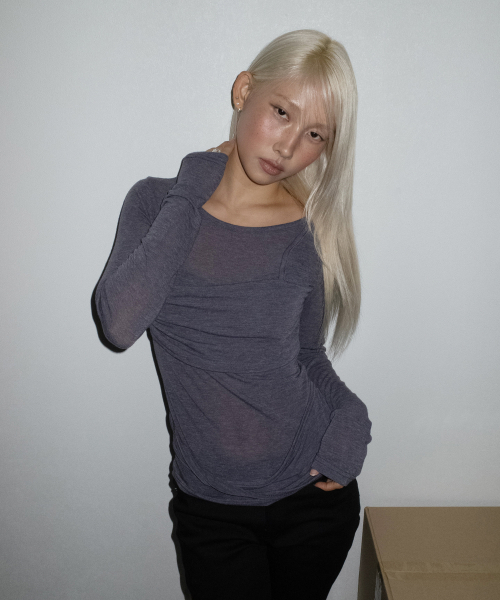 CHICKS(チックス)の「シャーリングレイヤードドレープスリム長袖Tシャツ チャコールメランジ(Tシャツ/カットソー・レディース・チャコールグレー・ONE SIZE)」の4枚目の写真