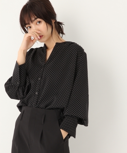 A part by（アパートバイ）の「Vサテンスキッパーブラウス 768816 （シャツ/ブラウス・レディース・オフホワイト/ブラック系その他/グリーン系その他/ネイビー・LARGE/MEDIUM）」の3枚目の写真