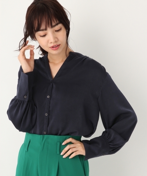 A part by（アパートバイ）の「Vサテンスキッパーブラウス 768816 （シャツ/ブラウス・レディース・オフホワイト/ブラック系その他/グリーン系その他/ネイビー・LARGE/MEDIUM）」の4枚目の写真