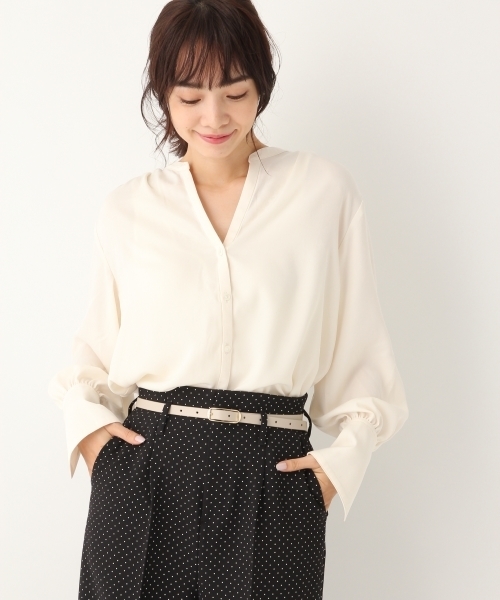 A part by（アパートバイ）の「Vサテンスキッパーブラウス 768816 （シャツ/ブラウス・レディース・オフホワイト/ブラック系その他/グリーン系その他/ネイビー・LARGE/MEDIUM）」の2枚目の写真