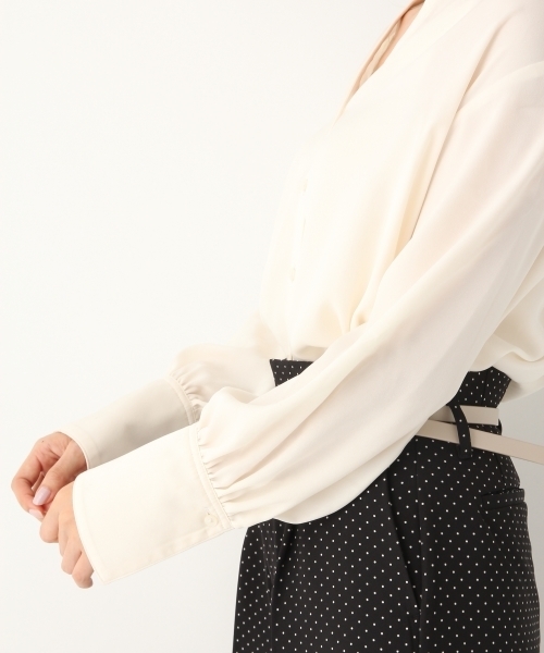 A part by（アパートバイ）の「Vサテンスキッパーブラウス 768816 （シャツ/ブラウス・レディース・オフホワイト/ブラック系その他/グリーン系その他/ネイビー・LARGE/MEDIUM）」の18枚目の写真