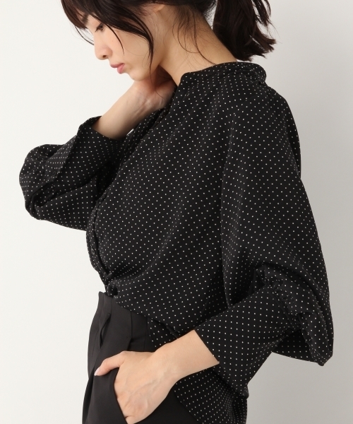 A part by（アパートバイ）の「Vサテンスキッパーブラウス 768816 （シャツ/ブラウス・レディース・オフホワイト/ブラック系その他/グリーン系その他/ネイビー・LARGE/MEDIUM）」の5枚目の写真
