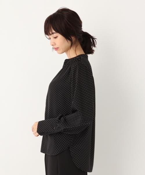 A part by（アパートバイ）の「Vサテンスキッパーブラウス 768816 （シャツ/ブラウス・レディース・オフホワイト/ブラック系その他/グリーン系その他/ネイビー・LARGE/MEDIUM）」の9枚目の写真