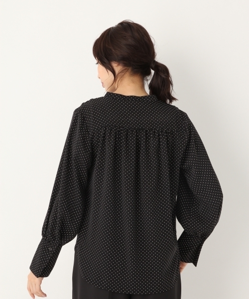 A part by（アパートバイ）の「Vサテンスキッパーブラウス 768816 （シャツ/ブラウス・レディース・オフホワイト/ブラック系その他/グリーン系その他/ネイビー・LARGE/MEDIUM）」の7枚目の写真