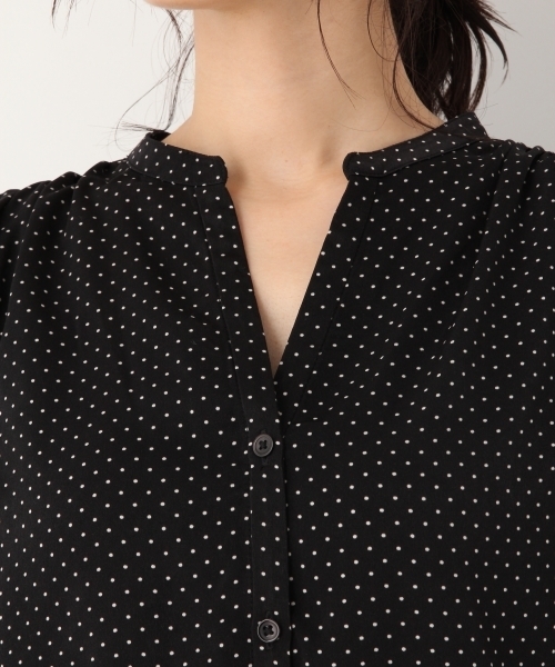 A part by（アパートバイ）の「Vサテンスキッパーブラウス 768816 （シャツ/ブラウス・レディース・オフホワイト/ブラック系その他/グリーン系その他/ネイビー・LARGE/MEDIUM）」の17枚目の写真