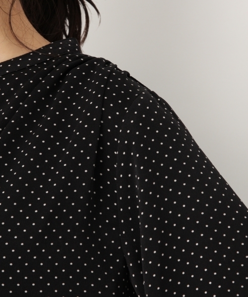 A part by（アパートバイ）の「Vサテンスキッパーブラウス 768816 （シャツ/ブラウス・レディース・オフホワイト/ブラック系その他/グリーン系その他/ネイビー・LARGE/MEDIUM）」の16枚目の写真