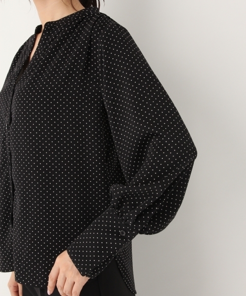 A part by（アパートバイ）の「Vサテンスキッパーブラウス 768816 （シャツ/ブラウス・レディース・オフホワイト/ブラック系その他/グリーン系その他/ネイビー・LARGE/MEDIUM）」の19枚目の写真