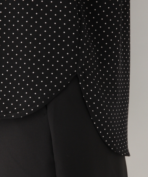 A part by（アパートバイ）の「Vサテンスキッパーブラウス 768816 （シャツ/ブラウス・レディース・オフホワイト/ブラック系その他/グリーン系その他/ネイビー・LARGE/MEDIUM）」の6枚目の写真